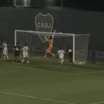 Leonel Flores metió un golazo olímpico para la Reserva de Boca ante Platense