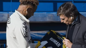 Neymar posó con la 10 de Riquelme en Boca y le regaló su camiseta a Giuliano Galoppo